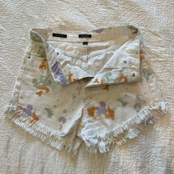 CLOSET CLEAROUT ✨ Wild Fable White Denim Shorts Size 2 - Picture 2 of 3